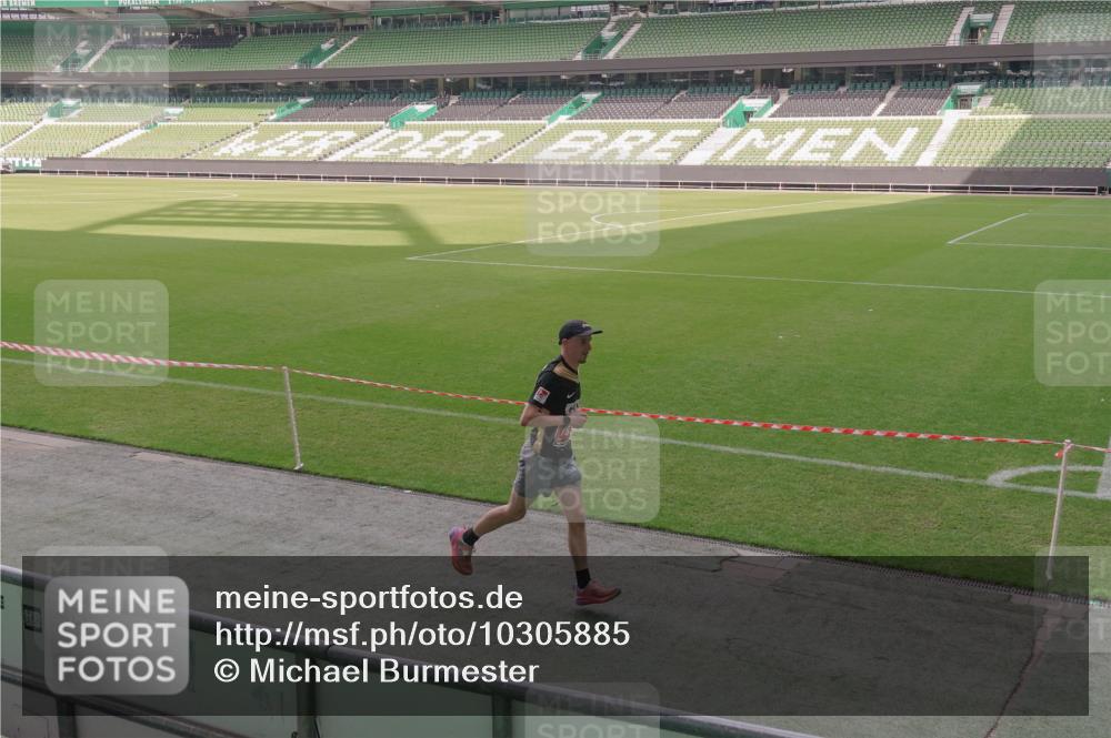 13.09.2026 - 21. swb-Marathon Bremen Michael Burmester http://msf.ph/oto/10305885 13.09.2026 12:10:07 Laufen im Stadion 692, 1046, 1671, 2054, 176, 1091, 1681 meine-sportfotos.de