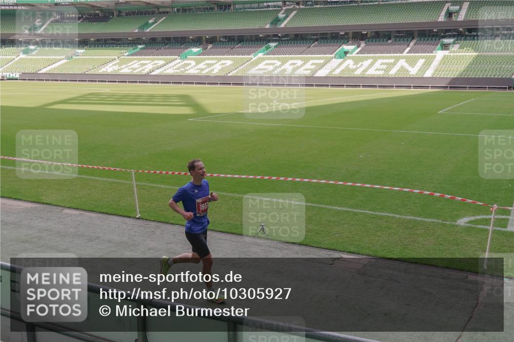13.09.2026 - 21. swb-Marathon Bremen Michael Burmester http://msf.ph/oto/10305927 13.09.2026 12:11:09 Laufen im Stadion 614, 1046, 1651, 1671, 2054, 1091 meine-sportfotos.de