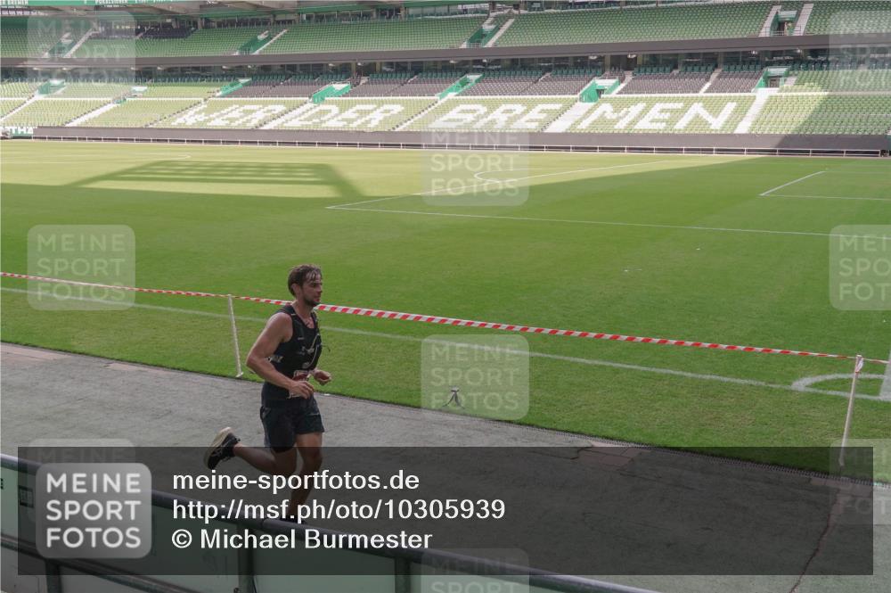 13.09.2026 - 21. swb-Marathon Bremen Michael Burmester http://msf.ph/oto/10305939 13.09.2026 12:11:18 Laufen im Stadion 614, 1046, 1651, 1671, 2054, 1091 meine-sportfotos.de