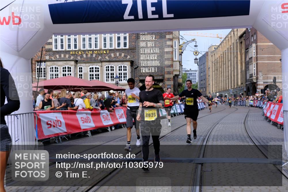 13.09.2026 - 21. swb-Marathon Bremen Tim E. http://msf.ph/oto/10305979 13.09.2026 10:49:45 Ziel 10739, 10835, 10846, 10910, 11092, 11191, 11621, 11635, 12376 meine-sportfotos.de