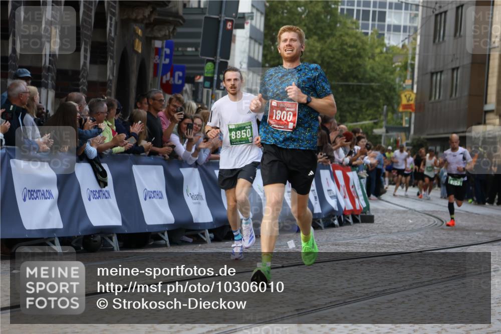 13.09.2026 - 21. swb-Marathon Bremen Strokosch-Dieckow http://msf.ph/oto/10306010 13.09.2026 12:59:45 Ziel 466, 658, 862, 1248, 1800, 1993, 2651, 3251, 4096, 8383, 9533, 807, 1320, 1485, 8850, 9153 meine-sportfotos.de