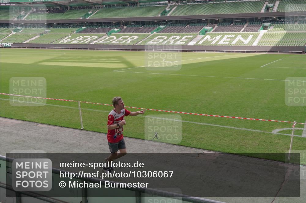 13.09.2026 - 21. swb-Marathon Bremen Michael Burmester http://msf.ph/oto/10306067 13.09.2026 12:15:20 Laufen im Stadion 245, 540, 822, 1028, 1670, 1766, 1997, 317, 443, 614, 796, 1651 meine-sportfotos.de