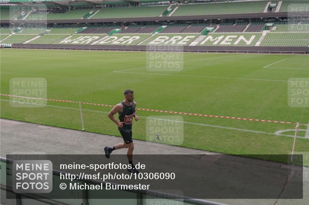 13.09.2026 - 21. swb-Marathon Bremen Michael Burmester http://msf.ph/oto/10306090 13.09.2026 12:15:31 Laufen im Stadion 245, 822, 1028, 1670, 1766, 1997, 317, 443, 614, 796, 1651 meine-sportfotos.de