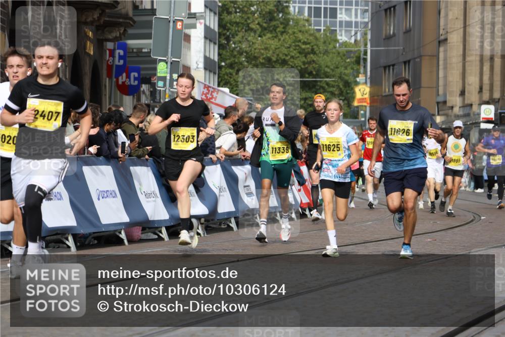13.09.2026 - 21. swb-Marathon Bremen Strokosch-Dieckow http://msf.ph/oto/10306124 13.09.2026 10:51:08 Ziel 10267, 10537, 10764, 11076, 11087, 11170, 11753, 11961, 12004, 12052, 12070, 12179, 12309, 12351, 12488, 12560, 13544, 10381, 10471, 10515, 10808, 10825, 10887, 10984, 11503, 11801, 11973, 12051, 12133, 12548, 12552 meine-sportfotos.de