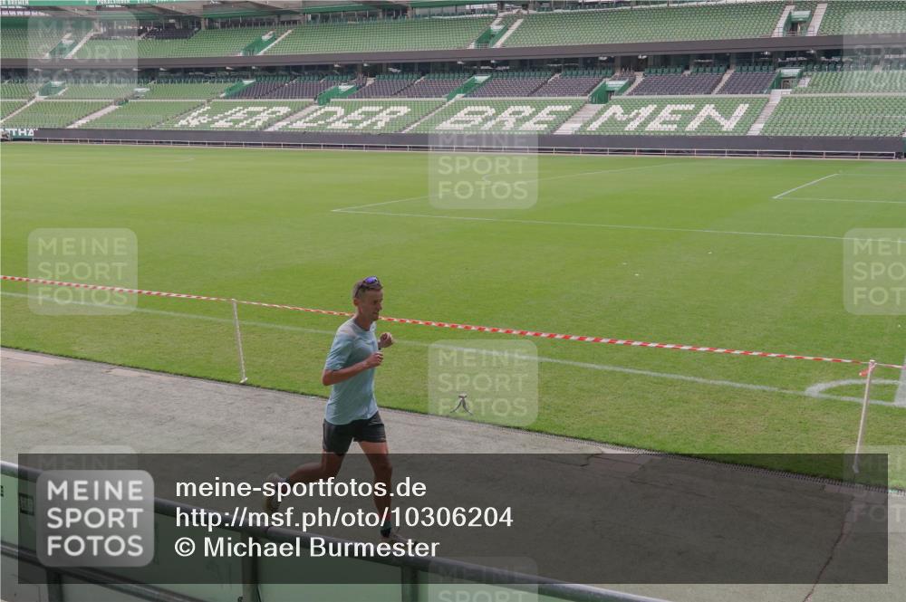 13.09.2026 - 21. swb-Marathon Bremen Michael Burmester http://msf.ph/oto/10306204 13.09.2026 12:20:19 Laufen im Stadion 634, 1957, 513, 917, 1154, 1190, 1192, 1263 meine-sportfotos.de