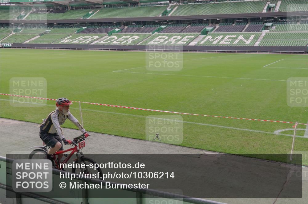 13.09.2026 - 21. swb-Marathon Bremen Michael Burmester http://msf.ph/oto/10306214 13.09.2026 12:20:39 Laufen im Stadion 634, 1957, 513, 917, 1154, 1190, 1192, 1263 meine-sportfotos.de