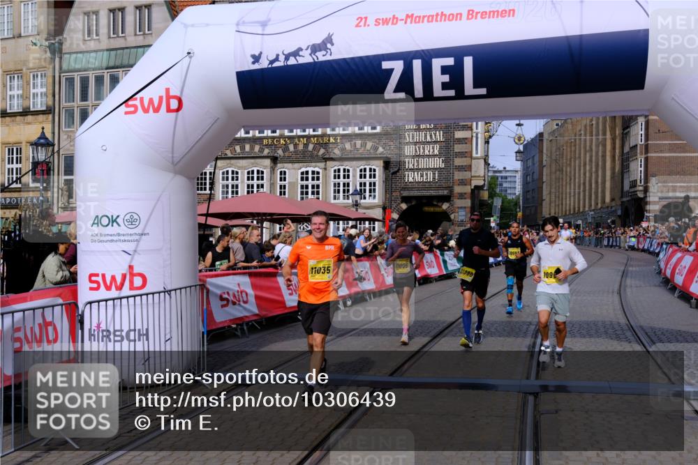 13.09.2026 - 21. swb-Marathon Bremen Tim E. http://msf.ph/oto/10306439 13.09.2026 10:50:10 Ziel 10452, 10508, 10593, 10709, 10966, 11005, 11007, 11035, 11183, 11415, 12380, 12510 meine-sportfotos.de