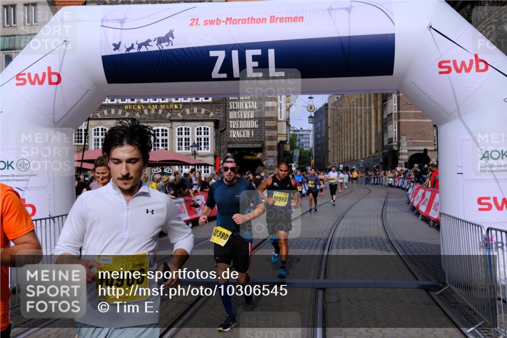 13.09.2026 - 21. swb-Marathon Bremen Tim E. http://msf.ph/oto/10306545 13.09.2026 10:50:12 Ziel 10452, 10508, 10593, 10709, 10966, 11005, 11007, 11035, 11183, 11415, 12380, 12510 meine-sportfotos.de