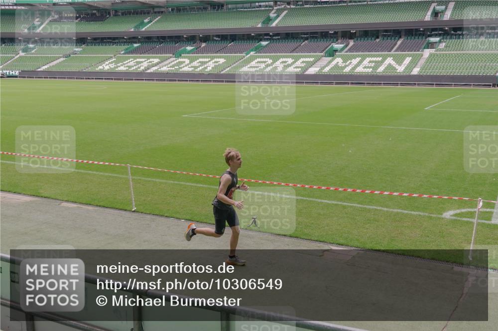 13.09.2026 - 21. swb-Marathon Bremen Michael Burmester http://msf.ph/oto/10306549 13.09.2026 12:26:57 Laufen im Stadion 103, 206, 238, 322, 420, 447, 841, 875, 968, 1187, 1352, 1840, 2032, 2044, 2143, 129, 149, 236, 289, 798, 1483, 1490, 1567 meine-sportfotos.de
