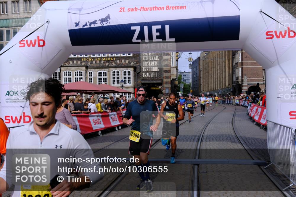 13.09.2026 - 21. swb-Marathon Bremen Tim E. http://msf.ph/oto/10306555 13.09.2026 10:50:12 Ziel 10452, 10508, 10593, 10709, 10966, 11005, 11007, 11035, 11183, 11415, 12380, 12510 meine-sportfotos.de