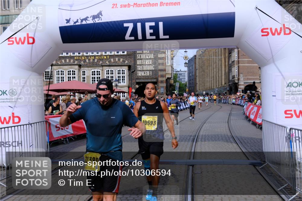 13.09.2026 - 21. swb-Marathon Bremen Tim E. http://msf.ph/oto/10306594 13.09.2026 10:50:13 Ziel 10452, 10508, 10593, 10966, 11005, 11007, 11035, 11183, 11415, 12380, 12510 meine-sportfotos.de
