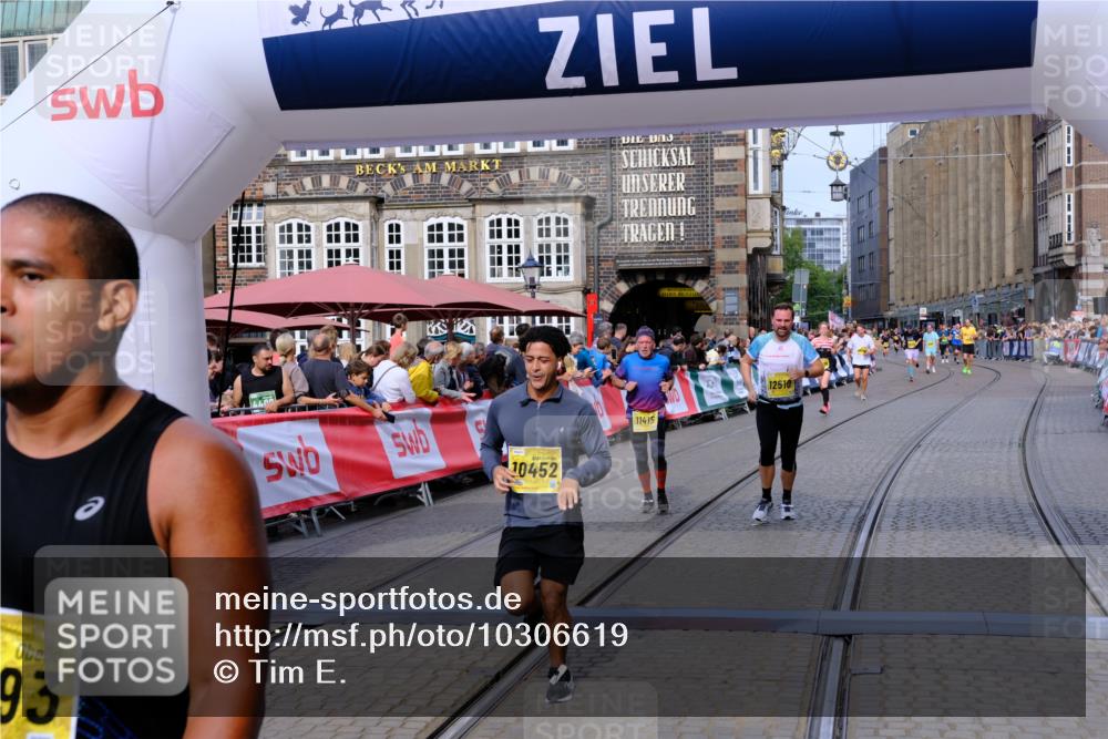 13.09.2026 - 21. swb-Marathon Bremen Tim E. http://msf.ph/oto/10306619 13.09.2026 10:50:16 Ziel 10452, 10508, 10593, 10876, 10966, 11005, 11035, 11183, 11415, 12240, 12380, 12510 meine-sportfotos.de