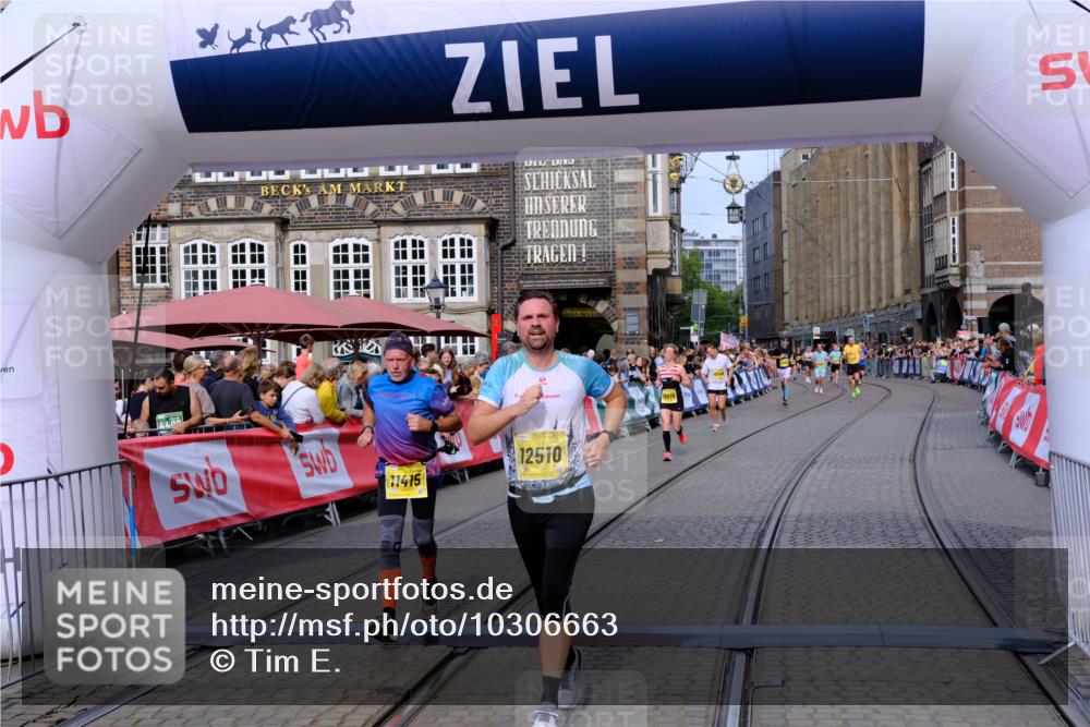 13.09.2026 - 21. swb-Marathon Bremen Tim E. http://msf.ph/oto/10306663 13.09.2026 10:50:18 Ziel 10452, 10508, 10593, 10876, 10966, 11005, 11035, 11183, 11415, 12240, 12380, 12510 meine-sportfotos.de