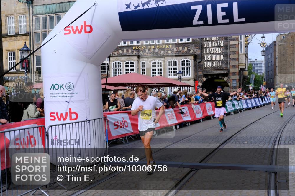 13.09.2026 - 21. swb-Marathon Bremen Tim E. http://msf.ph/oto/10306756 13.09.2026 10:50:25 Ziel 10452, 10876, 11111, 11128, 11178, 11415, 12240, 12269, 12510 meine-sportfotos.de
