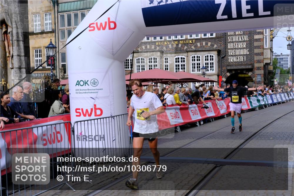13.09.2026 - 21. swb-Marathon Bremen Tim E. http://msf.ph/oto/10306779 13.09.2026 10:50:25 Ziel 10452, 10876, 11111, 11128, 11178, 11415, 12240, 12269, 12510 meine-sportfotos.de