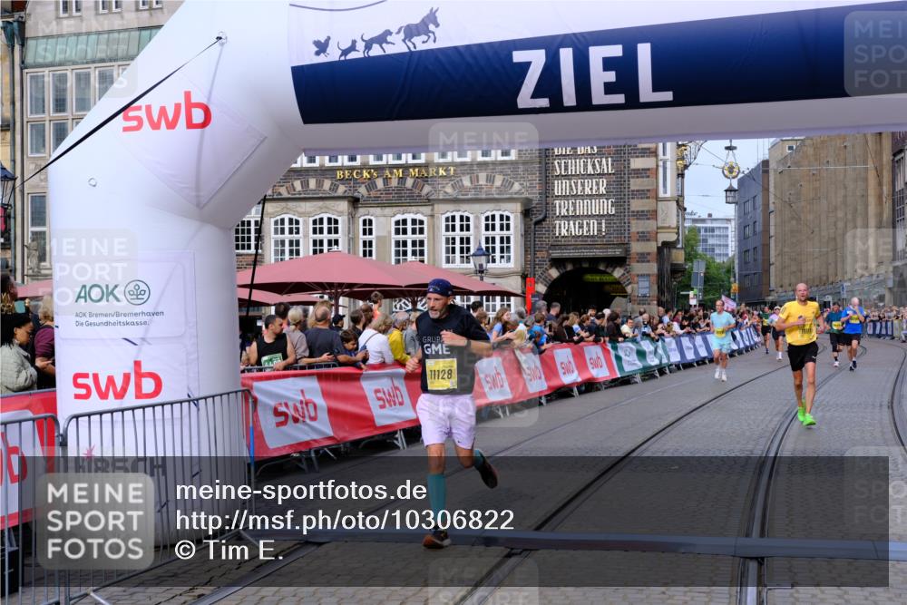 13.09.2026 - 21. swb-Marathon Bremen Tim E. http://msf.ph/oto/10306822 13.09.2026 10:50:27 Ziel 10452, 10876, 11111, 11128, 11178, 11415, 11497, 11499, 12240, 12269, 12510 meine-sportfotos.de