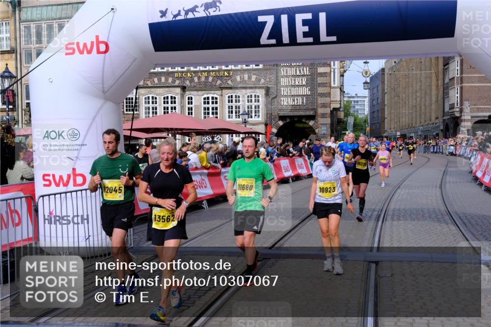 13.09.2026 - 21. swb-Marathon Bremen Tim E. http://msf.ph/oto/10307067 13.09.2026 10:50:40 Ziel 10170, 10233, 10525, 10840, 10923, 11111, 11178, 11497, 11499, 11622, 11680, 11742, 12045, 12078, 12269, 12447, 13562 meine-sportfotos.de