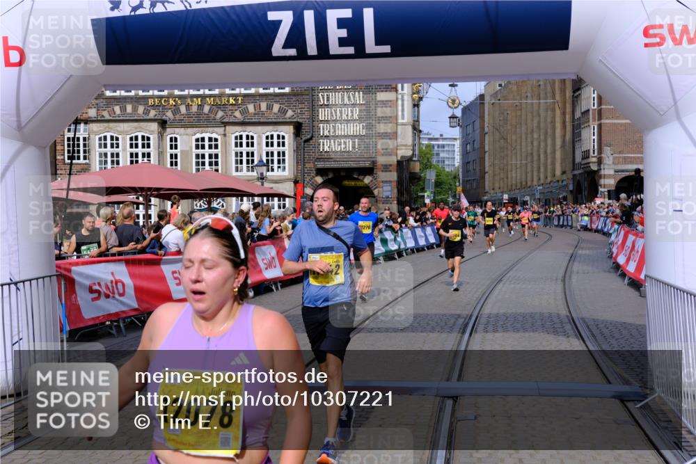 13.09.2026 - 21. swb-Marathon Bremen Tim E. http://msf.ph/oto/10307221 13.09.2026 10:50:46 Ziel 10170, 10233, 10525, 10840, 10923, 11220, 11276, 11497, 11499, 11622, 11664, 11680, 11742, 11774, 12045, 12078, 12309, 12447, 13562 meine-sportfotos.de