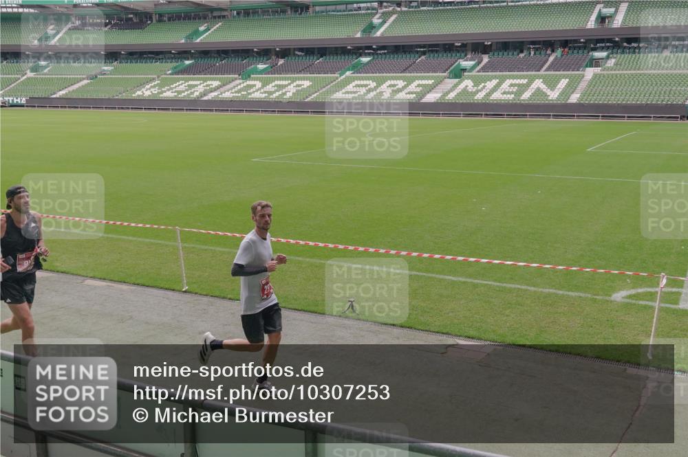 13.09.2026 - 21. swb-Marathon Bremen Michael Burmester http://msf.ph/oto/10307253 13.09.2026 12:34:02 Laufen im Stadion 250, 272, 299, 525, 919, 1089, 1212, 1606, 1629, 2072, 5428, 7741, 314, 520, 573, 1168, 1214, 1357, 1453, 1639, 4474, 5212, 6485, 6507, 8285 meine-sportfotos.de