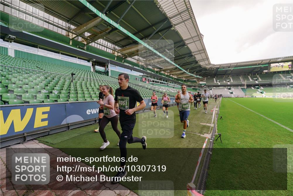 13.09.2026 - 21. swb-Marathon Bremen Michael Burmester http://msf.ph/oto/10307319 13.09.2026 13:01:24 Laufen im Stadion 135, 150, 242, 282, 318, 440, 531, 651, 687, 930, 946, 1006, 1067, 1163, 1368, 1436, 1448, 1582, 1650, 1861, 1896, 1935, 1963, 2033, 2047, 2062, 2292, 2293, 2306, 2322, 2370, 2409, 2427, 2485, 2490, 2491, 2560, 2561, 2627, 2638, 2658, 2686, 2700, 2708, 2781, 2906, 2967, 2987, 3013, 3044, 3076, 3105, 3145, 3168, 3173, 3187, 3248, 3294, 3334, 3354, 3372, 3374, 3375, 3385, 3392, 3480, 3524, 3526, 3527, 3642, 3667, 3729, 3774, 3806, 3855, 3856 meine-sportfotos.de