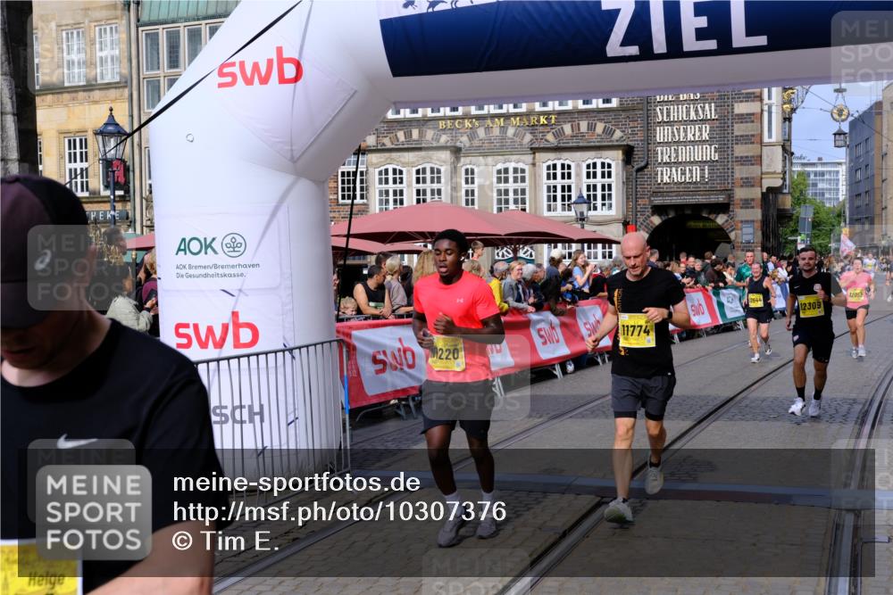 13.09.2026 - 21. swb-Marathon Bremen Tim E. http://msf.ph/oto/10307376 13.09.2026 10:50:53 Ziel 10233, 10267, 10525, 10764, 10840, 11220, 11276, 11622, 11664, 11742, 11753, 11774, 12052, 12078, 12309, 12447, 12488, 13544 meine-sportfotos.de