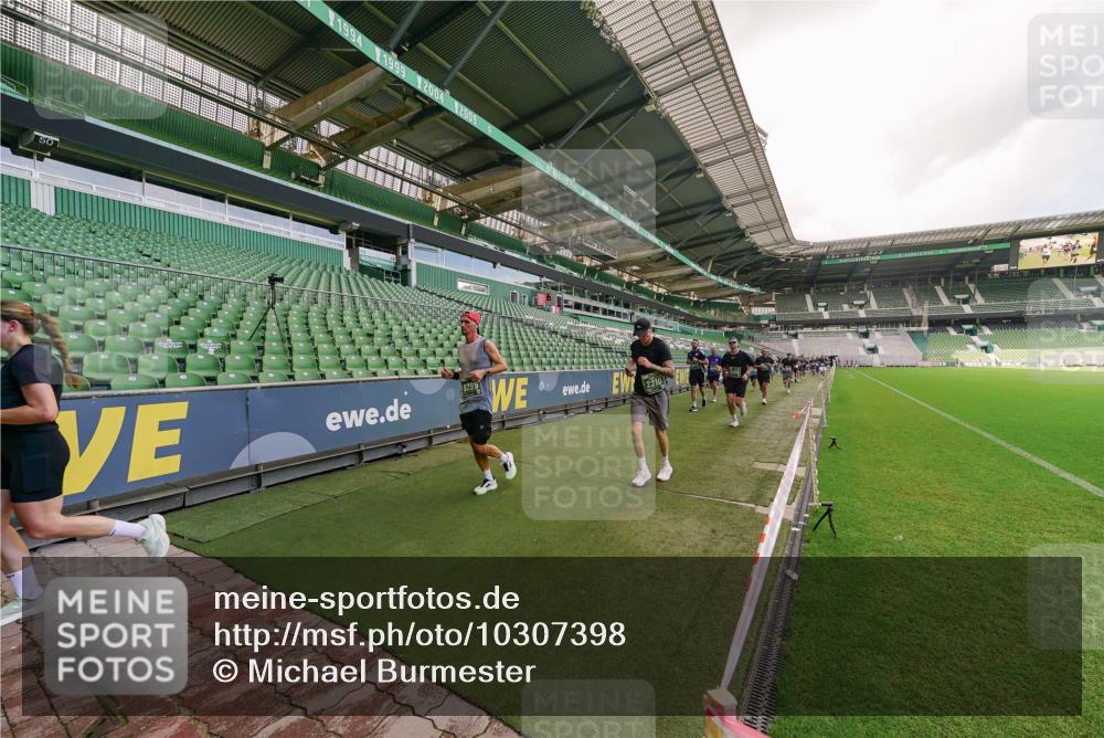 13.09.2026 - 21. swb-Marathon Bremen Michael Burmester http://msf.ph/oto/10307398 13.09.2026 13:01:39 Laufen im Stadion 150, 242, 282, 318, 440, 531, 651, 687, 722, 930, 936, 946, 1006, 1067, 1163, 1250, 1436, 1448, 1582, 1650, 1896, 1963, 2033, 2047, 2062, 2292, 2293, 2306, 2322, 2345, 2370, 2378, 2409, 2427, 2485, 2490, 2491, 2560, 2561, 2627, 2638, 2658, 2666, 2668, 2700, 2708, 2781, 2906, 2967, 2987, 3013, 3044, 3145, 3163, 3164, 3168, 3173, 3187, 3248, 3294, 3334, 3372, 3374, 3375, 3385, 3392, 3480, 3524, 3526, 3527, 3603, 3642, 3667, 3721, 3729, 3774, 3806, 3852, 3856, 4000, 4506 meine-sportfotos.de