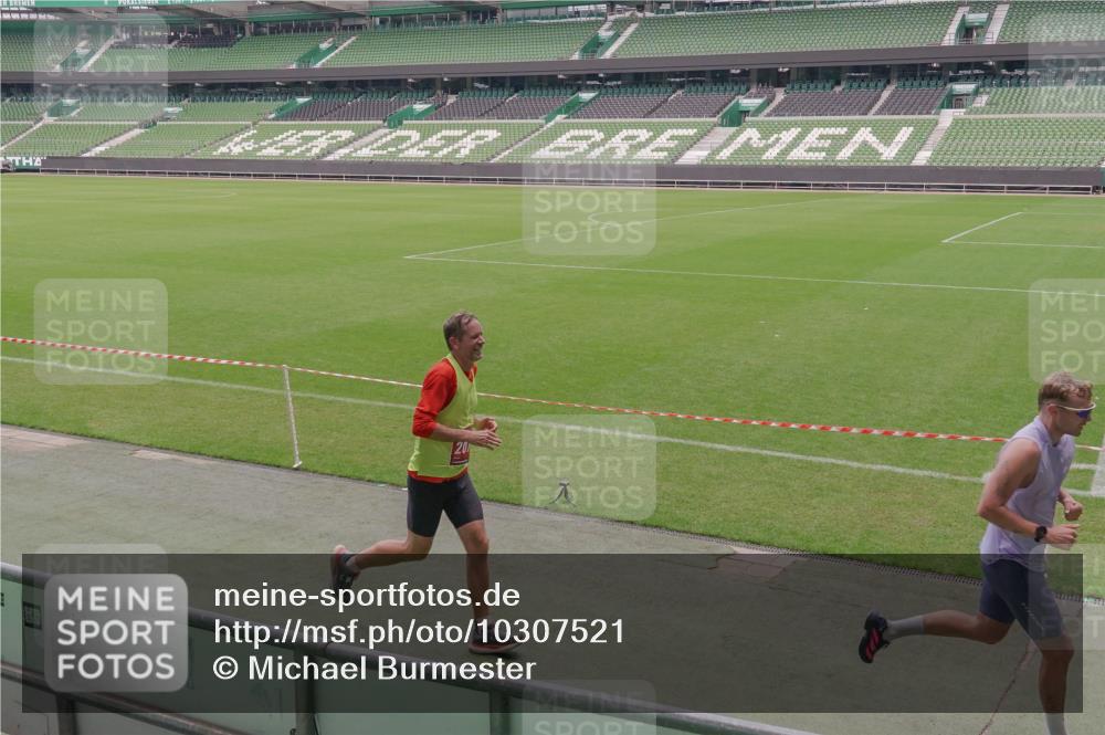 13.09.2026 - 21. swb-Marathon Bremen Michael Burmester http://msf.ph/oto/10307521 13.09.2026 12:36:57 Laufen im Stadion 365, 466, 658, 850, 1090, 1288, 1385, 1485, 1550, 1583, 1754, 1993, 2073, 2585, 3617, 4232, 7244, 7692, 7768, 8075, 8081, 8729, 13033, 299, 525, 919, 1212, 1606, 1629, 2072, 5428, 7741 meine-sportfotos.de