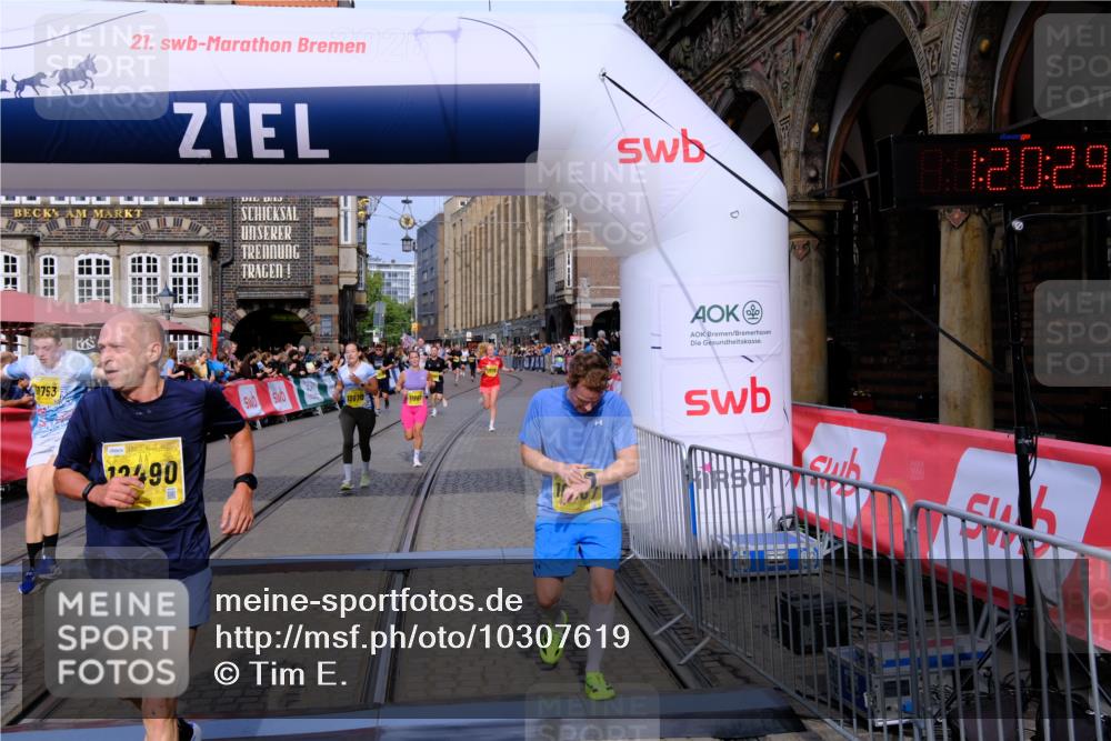 13.09.2026 - 21. swb-Marathon Bremen Tim E. http://msf.ph/oto/10307619 13.09.2026 10:51:01 Ziel 10267, 10764, 11076, 11170, 11220, 11276, 11664, 11753, 11774, 11961, 12052, 12070, 12179, 12309, 12488, 12560, 13544 meine-sportfotos.de