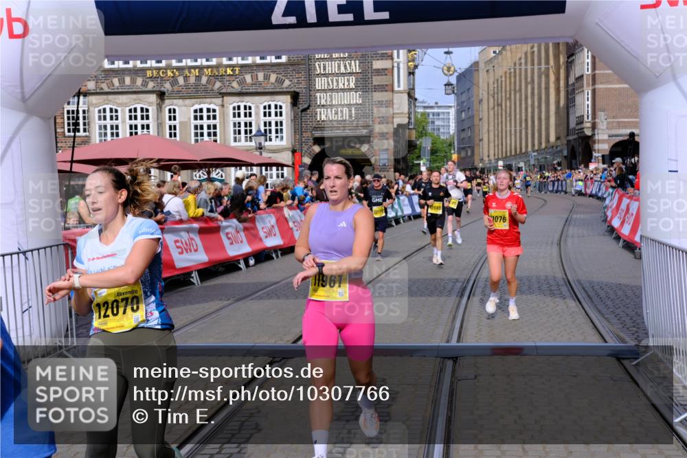 13.09.2026 - 21. swb-Marathon Bremen Tim E. http://msf.ph/oto/10307766 13.09.2026 10:51:04 Ziel 10267, 10537, 10764, 11076, 11170, 11220, 11753, 11774, 11961, 12052, 12070, 12179, 12309, 12351, 12488, 12560, 13544 meine-sportfotos.de