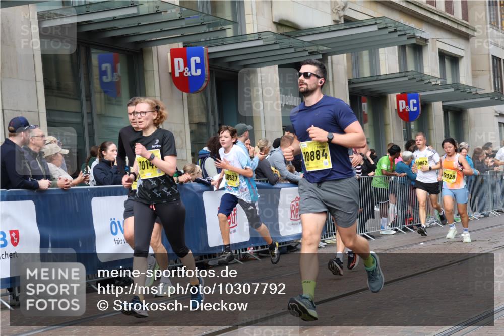 13.09.2026 - 21. swb-Marathon Bremen Strokosch-Dieckow http://msf.ph/oto/10307792 13.09.2026 10:54:22 Ziel 10067, 10146, 10410, 10589, 10608, 10704, 10765, 11039, 11040, 11174, 11389, 11569, 11593, 11874, 12038, 12265, 12328, 12467, 12519, 12800, 13526, 10359, 10503, 10577, 10631, 10749, 10822, 10837, 10884, 10996, 11099, 11118, 11290, 11329, 11361, 11476, 11765, 11843, 11989, 11998, 12328 meine-sportfotos.de