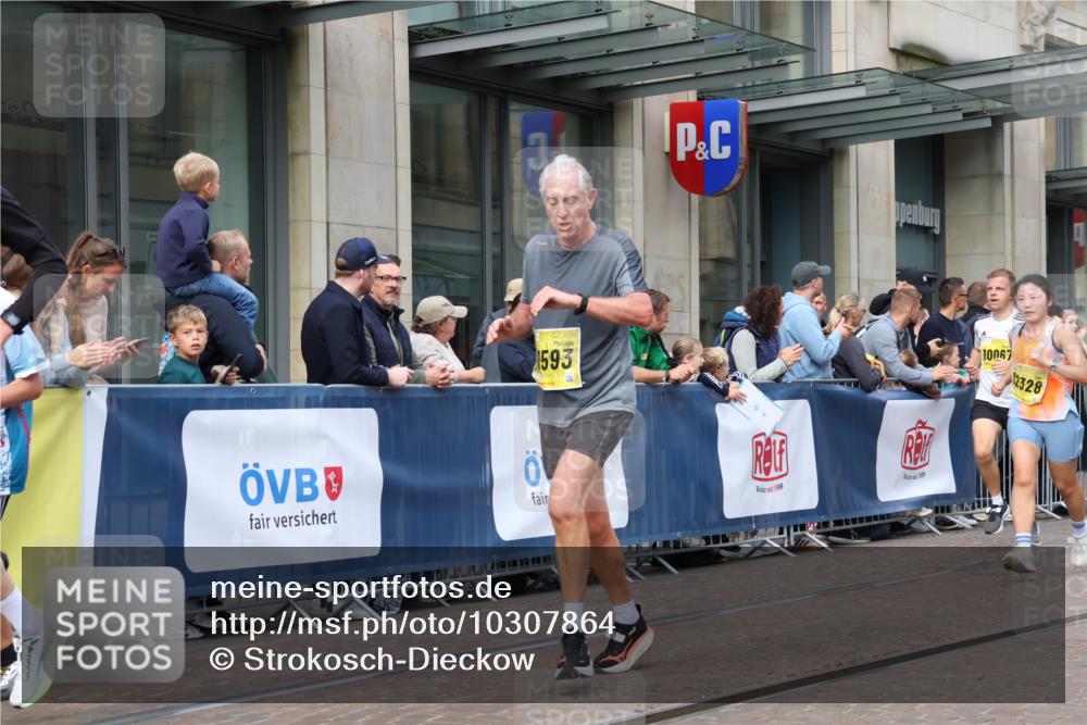 13.09.2026 - 21. swb-Marathon Bremen Strokosch-Dieckow http://msf.ph/oto/10307864 13.09.2026 10:54:23 Ziel 10067, 10146, 10410, 10589, 10608, 10704, 10765, 11039, 11040, 11174, 11389, 11569, 11593, 11874, 12038, 12265, 12467, 12519, 12800, 13526, 10359, 10503, 10577, 10631, 10749, 10837, 10884, 10996, 11099, 11118, 11290, 11329, 11361, 11476, 11765, 11843, 11989, 11998, 12265, 12328 meine-sportfotos.de