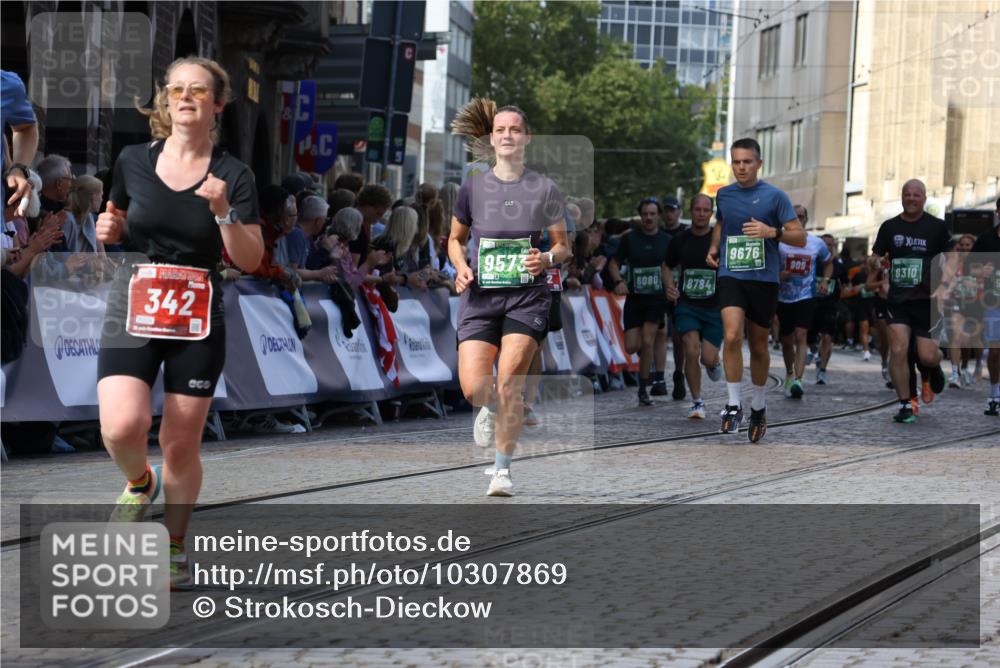13.09.2026 - 21. swb-Marathon Bremen Strokosch-Dieckow http://msf.ph/oto/10307869 13.09.2026 13:24:20 Ziel 102, 342, 909, 1199, 2210, 2370, 2517, 2967, 3044, 3372, 4671, 5104, 5146, 5257, 5397, 5623, 6105, 6772, 7094, 7105, 7357, 7475, 7761, 8051, 8052, 8179, 10059, 10115, 13007, 13197, 13219, 789, 790, 1582, 3375, 3524, 3994, 4000, 5572, 5668, 5669, 5929, 5953, 6080, 7156, 7568, 8310, 8784, 8881, 9264, 9573, 9676, 10069, 10071 meine-sportfotos.de