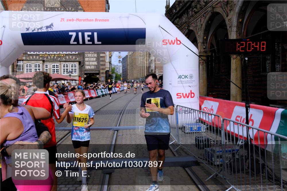 13.09.2026 - 21. swb-Marathon Bremen Tim E. http://msf.ph/oto/10307897 13.09.2026 10:51:20 Ziel 10200, 10471, 10515, 10537, 10808, 11087, 11170, 11339, 11537, 11625, 11626, 11801, 12004, 12179, 12303, 12351, 12407 meine-sportfotos.de