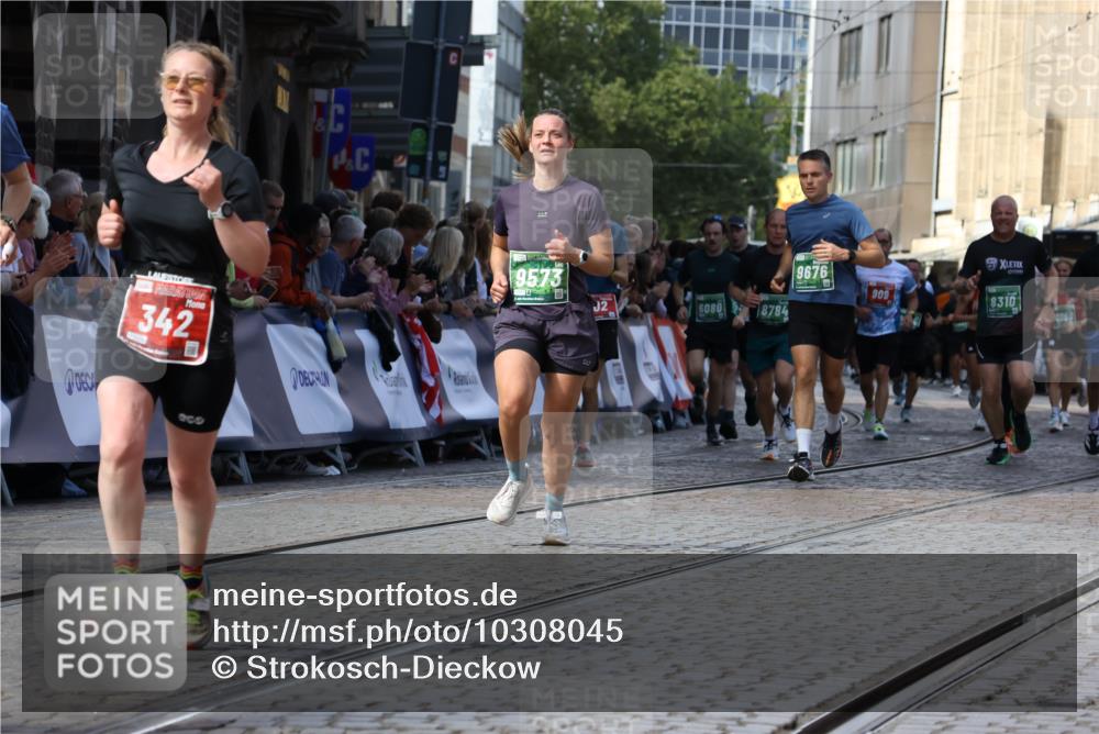 13.09.2026 - 21. swb-Marathon Bremen Strokosch-Dieckow http://msf.ph/oto/10308045 13.09.2026 13:24:20 Ziel 102, 342, 909, 1199, 2210, 2370, 2517, 2967, 3044, 3372, 4671, 5104, 5146, 5257, 5397, 5623, 6105, 6772, 7094, 7105, 7357, 7475, 7761, 8051, 8052, 8179, 10059, 10115, 13007, 13197, 13219, 789, 790, 1582, 3375, 3524, 3994, 4000, 5572, 5668, 5669, 5929, 5953, 6080, 7156, 7568, 8310, 8784, 8881, 9264, 9573, 9676, 10069, 10071 meine-sportfotos.de