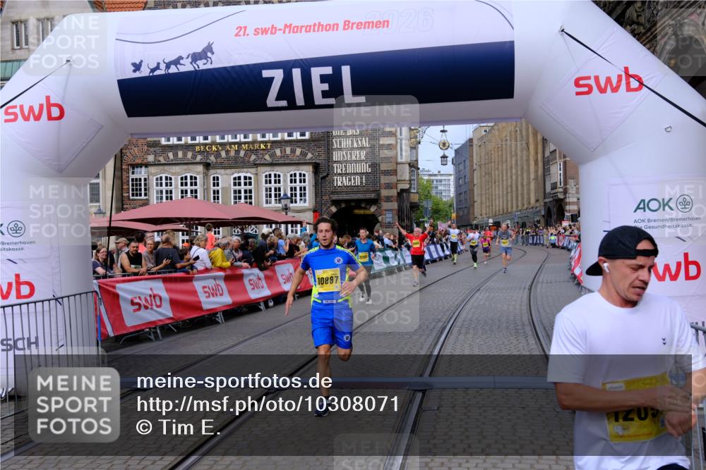 13.09.2026 - 21. swb-Marathon Bremen Tim E. http://msf.ph/oto/10308071 13.09.2026 10:51:35 Ziel 10381, 10471, 10515, 10544, 10808, 10825, 10862, 10887, 10984, 11503, 11537, 11801, 11973, 12051, 12133, 12548, 12552 meine-sportfotos.de