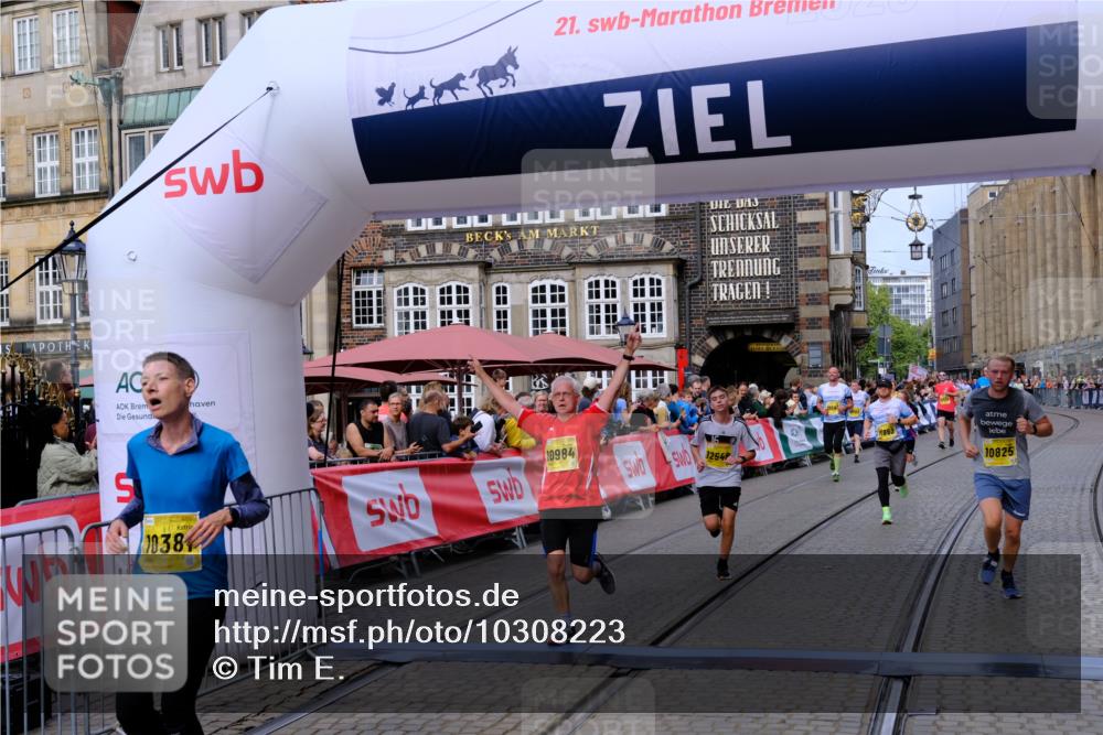 13.09.2026 - 21. swb-Marathon Bremen Tim E. http://msf.ph/oto/10308223 13.09.2026 10:51:39 Ziel 10334, 10381, 10471, 10515, 10544, 10763, 10825, 10862, 10887, 10984, 11145, 11503, 11801, 11973, 12051, 12133, 12424, 12548, 12552, 13631 meine-sportfotos.de