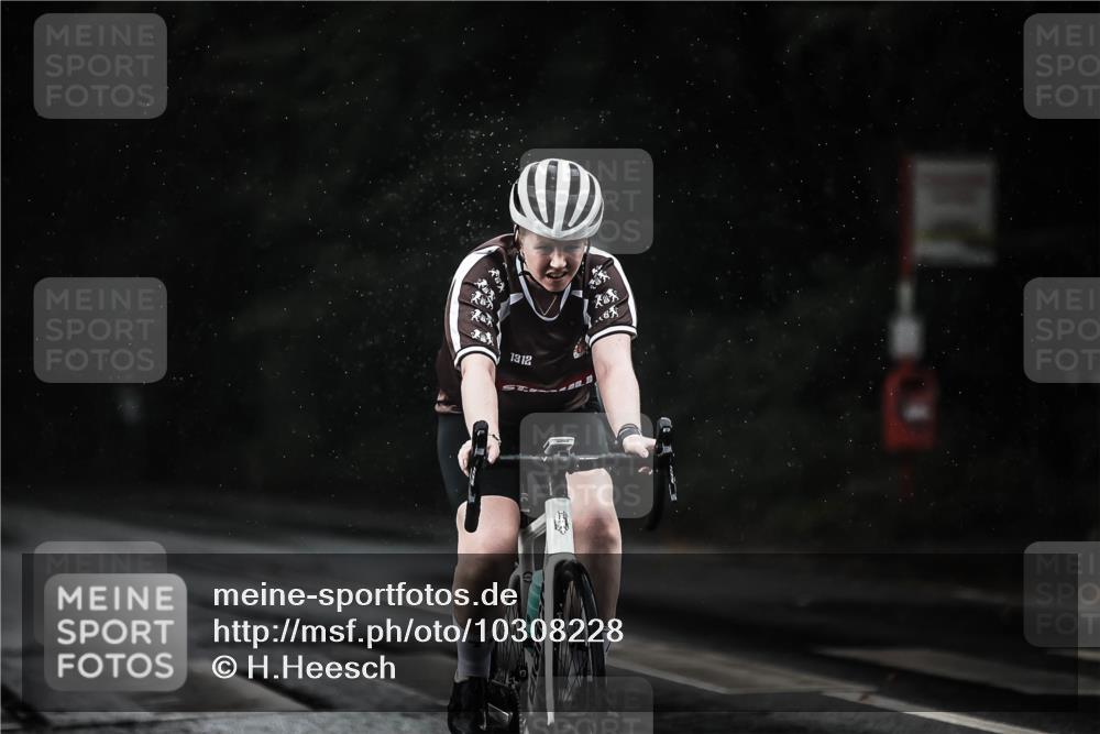 13.09.2026 - Stadtparktriathlon H.Heesch http://msf.ph/oto/10308228 13.09.2026 11:41:11 Radfahren 712, 735, 751, 805, 922 meine-sportfotos.de