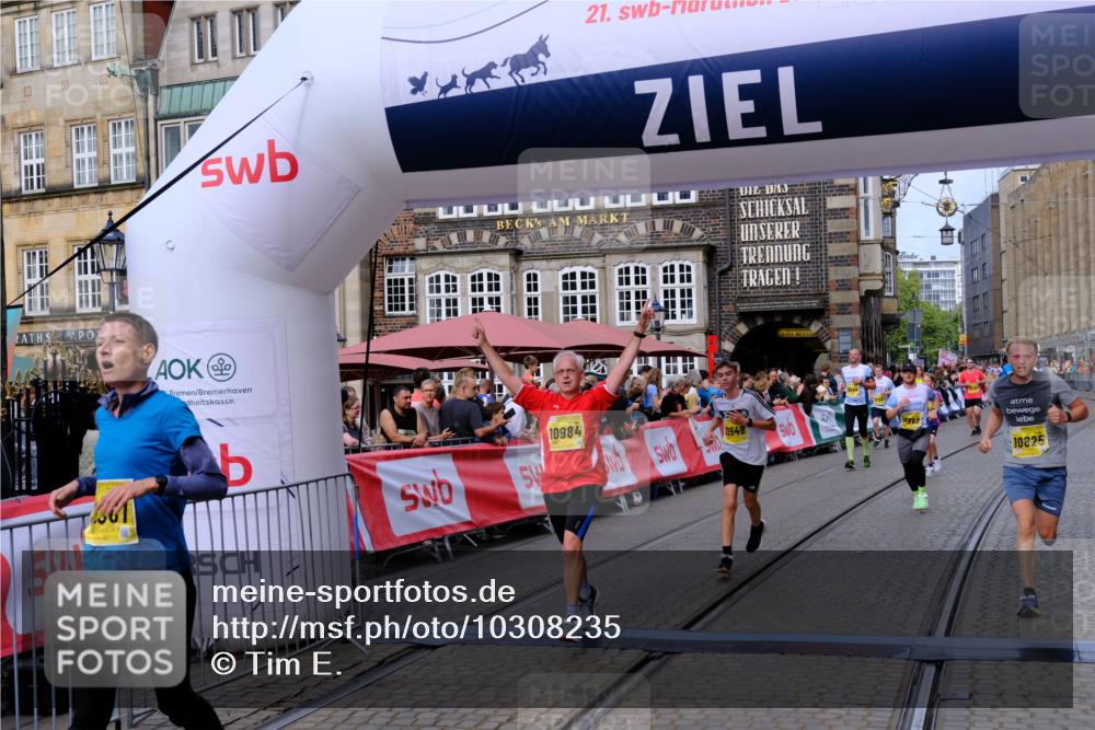 13.09.2026 - 21. swb-Marathon Bremen Tim E. http://msf.ph/oto/10308235 13.09.2026 10:51:39 Ziel 10334, 10381, 10471, 10515, 10544, 10763, 10825, 10862, 10887, 10984, 11145, 11503, 11801, 11973, 12051, 12133, 12424, 12548, 12552, 13631 meine-sportfotos.de