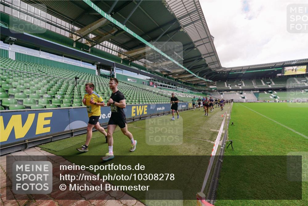 13.09.2026 - 21. swb-Marathon Bremen Michael Burmester http://msf.ph/oto/10308278 13.09.2026 13:03:43 Laufen im Stadion 209, 210, 488, 534, 596, 725, 762, 881, 936, 940, 1014, 1343, 1458, 1460, 1479, 1611, 1649, 1653, 1771, 2223, 2276, 2364, 2369, 2421, 2434, 2513, 2625, 2668, 2779, 2851, 2872, 2891, 2900, 2934, 2977, 3028, 3114, 3135, 3258, 3360, 3402, 3425, 3454, 3460, 3496, 3510, 3521, 3576, 3579, 3585, 3597, 3603, 3618, 3721, 3796, 3846, 3852, 3859, 3893, 3909, 3938, 3970, 3983, 4000, 4077, 4133, 4506, 4558, 242 meine-sportfotos.de