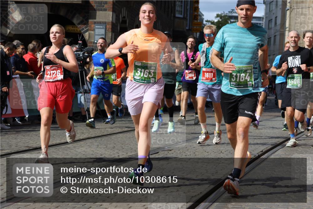 13.09.2026 - 21. swb-Marathon Bremen Strokosch-Dieckow http://msf.ph/oto/10308615 13.09.2026 13:30:28 Ziel 881, 1205, 1308, 1611, 1653, 1780, 1848, 1909, 1938, 2126, 2364, 3190, 4763, 5039, 5198, 5348, 5615, 5631, 6225, 6720, 6942, 6992, 6994, 7184, 7609, 7932, 7966, 8110, 8115, 8441, 8470, 9104, 9125, 9529, 625, 800, 834, 1067, 1926, 2369, 2452, 2723, 3425, 4206, 4332, 4342, 4415, 4425, 4748, 4757, 5506, 5551, 6134, 6343, 6347, 6523, 6988, 7253, 7567, 7645, 8116, 8762, 8878, 8966, 9011, 9108, 9692, 9695, 9699, 9825, 13090 meine-sportfotos.de