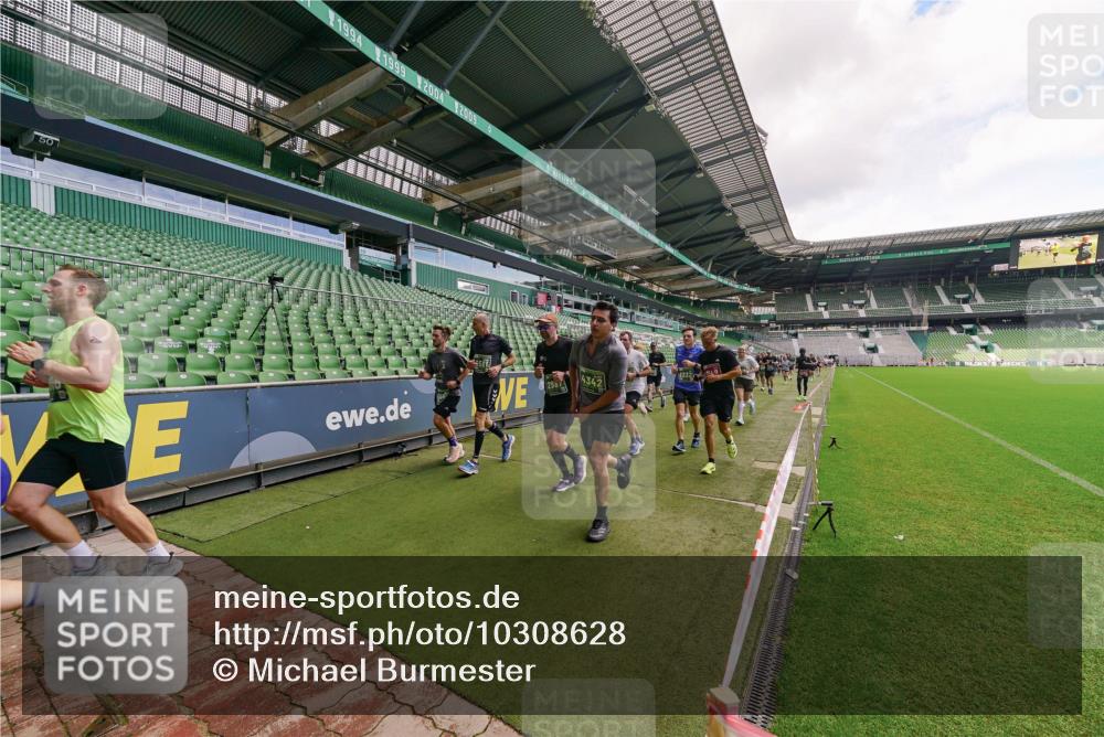 13.09.2026 - 21. swb-Marathon Bremen Michael Burmester http://msf.ph/oto/10308628 13.09.2026 13:04:29 Laufen im Stadion 178, 209, 210, 323, 488, 534, 536, 565, 596, 725, 762, 881, 940, 1014, 1239, 1307, 1343, 1373, 1456, 1458, 1479, 1627, 1649, 1653, 1656, 1687, 1771, 1780, 1914, 1932, 1941, 2023, 2089, 2126, 2223, 2369, 2430, 2434, 2452, 2602, 2625, 2723, 2742, 2764, 2851, 2867, 2872, 2891, 2910, 2919, 2934, 2957, 2959, 2977, 2985, 3028, 3135, 3217, 3320, 3343, 3360, 3402, 3419, 3425, 3454, 3460, 3510, 3521, 3579, 3597, 3618, 3796, 3846, 3859, 3909, 242 meine-sportfotos.de