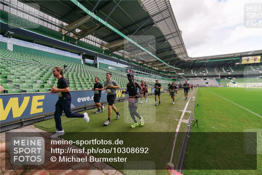 13.09.2026 - 21. swb-Marathon Bremen Michael Burmester http://msf.ph/oto/10308692 13.09.2026 13:04:34 Laufen im Stadion 178, 209, 210, 323, 488, 534, 536, 565, 596, 647, 725, 762, 881, 940, 1014, 1073, 1239, 1243, 1307, 1308, 1343, 1373, 1456, 1458, 1479, 1627, 1649, 1653, 1656, 1687, 1771, 1780, 1914, 1932, 1941, 2023, 2089, 2126, 2223, 2241, 2301, 2369, 2430, 2434, 2452, 2602, 2625, 2723, 2742, 2764, 2851, 2867, 2872, 2891, 2910, 2919, 2934, 2957, 2959, 2977, 2985, 3028, 3030, 3135, 3217, 3278, 3320, 3343, 3360, 3402, 3419, 3425, 3454, 3510, 3521, 3579, 3597, 3618, 3796, 3846, 3859, 3909, 242 meine-sportfotos.de