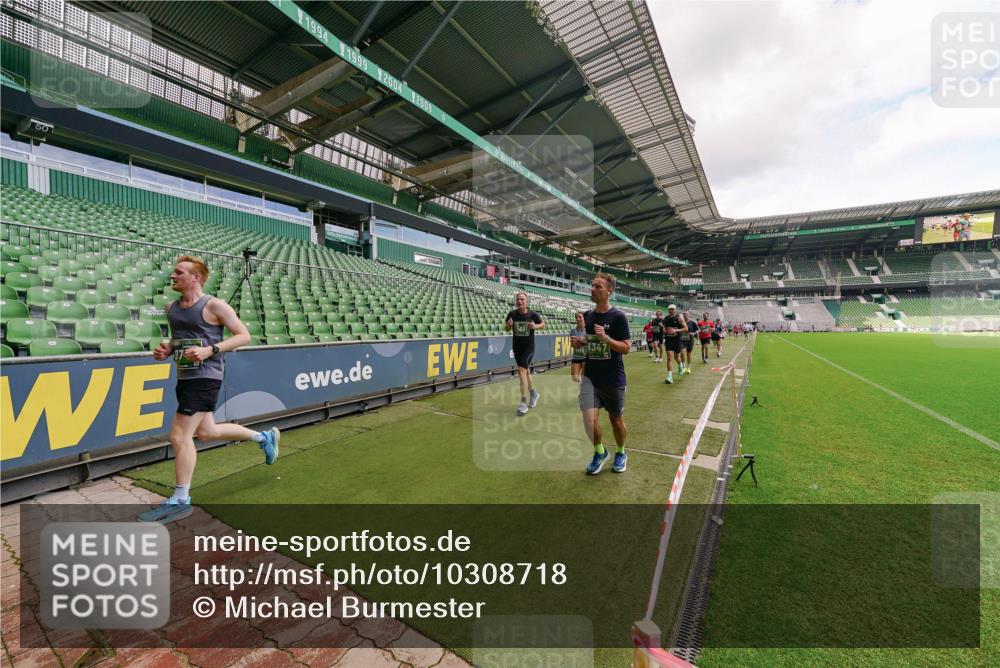 13.09.2026 - 21. swb-Marathon Bremen Michael Burmester http://msf.ph/oto/10308718 13.09.2026 13:04:37 Laufen im Stadion 178, 209, 210, 323, 488, 534, 536, 565, 596, 647, 725, 762, 881, 940, 1073, 1239, 1243, 1307, 1308, 1343, 1373, 1456, 1458, 1479, 1627, 1649, 1653, 1656, 1687, 1771, 1780, 1914, 1932, 1941, 2023, 2089, 2126, 2223, 2241, 2301, 2369, 2430, 2434, 2452, 2602, 2625, 2723, 2742, 2764, 2851, 2867, 2872, 2891, 2910, 2919, 2934, 2957, 2959, 2977, 2985, 3028, 3030, 3217, 3278, 3320, 3343, 3360, 3402, 3419, 3425, 3454, 3510, 3521, 3579, 3597, 3618, 3796, 3846, 3859, 3909, 242 meine-sportfotos.de