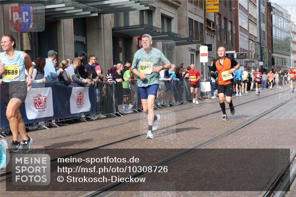 13.09.2026 - 21. swb-Marathon Bremen Strokosch-Dieckow http://msf.ph/oto/10308726 13.09.2026 10:54:40 Ziel 10555, 10589, 10646, 10901, 11001, 11569, 11620, 11860, 11889, 11908, 11976, 12313, 12800, 13592, 10067, 10146, 10410, 10503, 10577, 10589, 10608, 10631, 10704, 10749, 10765, 10837, 10884, 11039, 11040, 11099, 11174, 11389, 11593, 11874, 12038, 12265, 12328, 12467, 12519, 13526 meine-sportfotos.de