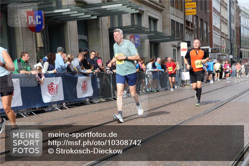 13.09.2026 - 21. swb-Marathon Bremen Strokosch-Dieckow http://msf.ph/oto/10308742 13.09.2026 10:54:41 Ziel 10555, 10646, 10901, 11001, 11569, 11620, 11860, 11889, 11908, 11976, 12313, 12800, 13592, 10067, 10146, 10410, 10503, 10589, 10608, 10631, 10704, 10765, 10837, 10884, 11039, 11040, 11174, 11389, 11569, 11593, 11874, 12038, 12265, 12328, 12467, 12519, 13526 meine-sportfotos.de