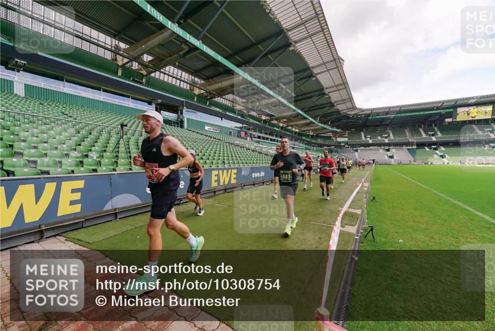 13.09.2026 - 21. swb-Marathon Bremen Michael Burmester http://msf.ph/oto/10308754 13.09.2026 13:04:40 Laufen im Stadion 178, 209, 210, 323, 488, 534, 536, 565, 596, 647, 725, 762, 881, 940, 1073, 1239, 1243, 1307, 1308, 1343, 1373, 1456, 1458, 1479, 1627, 1649, 1653, 1656, 1687, 1771, 1780, 1914, 1932, 1941, 2023, 2089, 2126, 2223, 2241, 2301, 2369, 2430, 2434, 2452, 2602, 2625, 2723, 2742, 2764, 2851, 2867, 2872, 2891, 2910, 2919, 2934, 2957, 2959, 2977, 2985, 3028, 3030, 3217, 3278, 3320, 3343, 3360, 3402, 3419, 3425, 3444, 3454, 3510, 3521, 3579, 3597, 3618, 3796, 3846, 3859, 3909, 242 meine-sportfotos.de