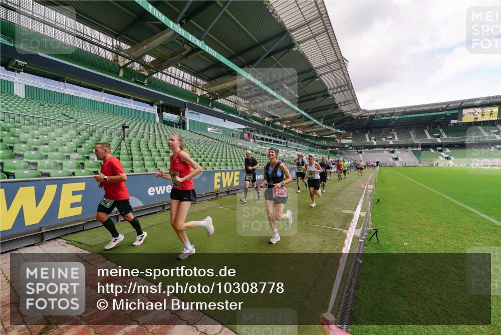 13.09.2026 - 21. swb-Marathon Bremen Michael Burmester http://msf.ph/oto/10308778 13.09.2026 13:04:43 Laufen im Stadion 178, 209, 210, 244, 323, 488, 534, 536, 565, 596, 647, 725, 881, 940, 1073, 1239, 1243, 1307, 1308, 1343, 1373, 1456, 1458, 1479, 1627, 1649, 1653, 1656, 1687, 1771, 1780, 1914, 1932, 1941, 2023, 2089, 2126, 2223, 2241, 2301, 2369, 2430, 2434, 2452, 2602, 2625, 2723, 2742, 2764, 2851, 2867, 2872, 2891, 2910, 2919, 2934, 2957, 2959, 2977, 2985, 3028, 3030, 3217, 3278, 3320, 3343, 3402, 3419, 3425, 3444, 3454, 3485, 3510, 3521, 3579, 3597, 3618, 3796, 3846, 3859, 3909, 242 meine-sportfotos.de