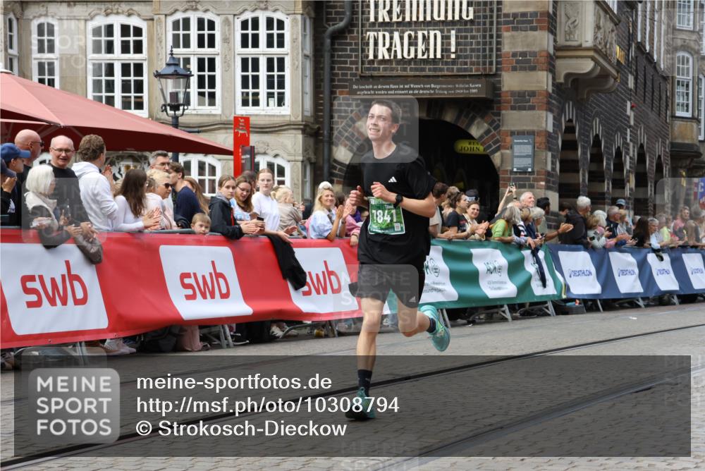 13.09.2026 - 21. swb-Marathon Bremen Strokosch-Dieckow http://msf.ph/oto/10308794 13.09.2026 13:02:34 Ziel 1667, 9583, 1795, 1850, 6918, 13237 meine-sportfotos.de
