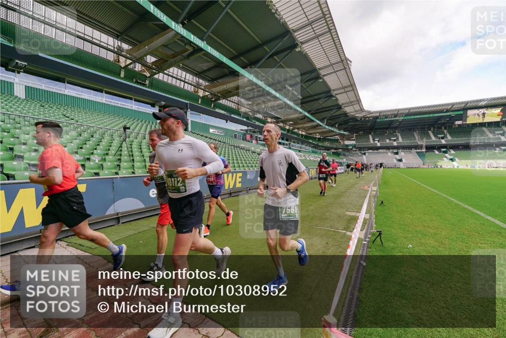 13.09.2026 - 21. swb-Marathon Bremen Michael Burmester http://msf.ph/oto/10308952 13.09.2026 13:04:59 Laufen im Stadion 178, 209, 210, 244, 323, 394, 534, 536, 565, 647, 725, 881, 891, 900, 1073, 1239, 1243, 1307, 1308, 1343, 1373, 1380, 1456, 1479, 1627, 1649, 1653, 1656, 1687, 1780, 1914, 1932, 1941, 2023, 2089, 2126, 2223, 2241, 2244, 2265, 2301, 2369, 2430, 2452, 2464, 2602, 2723, 2742, 2764, 2851, 2867, 2872, 2891, 2910, 2919, 2957, 2959, 2985, 3028, 3030, 3217, 3278, 3320, 3343, 3419, 3425, 3444, 3454, 3485, 3521, 3579, 3618, 3796, 3909, 242 meine-sportfotos.de