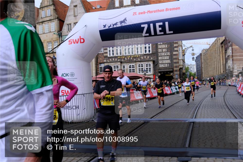 13.09.2026 - 21. swb-Marathon Bremen Tim E. http://msf.ph/oto/10308995 13.09.2026 10:52:14 Ziel 10183, 10218, 10588, 10641, 11277, 11285, 11376, 11487, 11555, 11685, 11733, 11777, 11784, 11869, 11877, 11962, 12349 meine-sportfotos.de